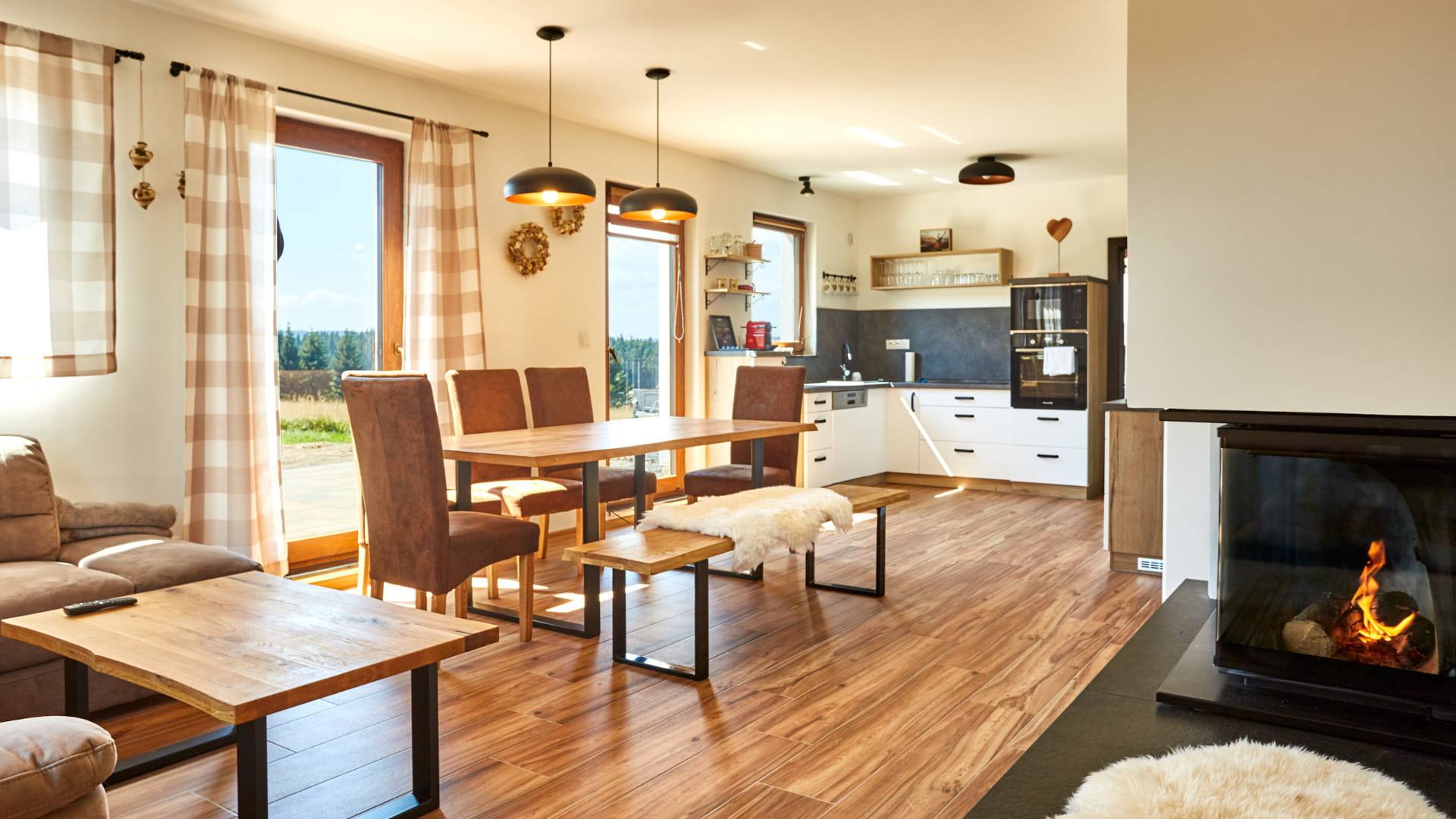 Kuchyňská linka s jídelním stolem apartmánového domu Chalupa pod Plešivcem