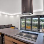 Obývací pokoj s kuchyňskou linkou apartmánu Astrid