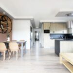 Obývací pokoj s kuchyňskou linkou apartmánu DearDeer