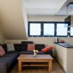 Obývací pokoj s kuchyňskou linkou apartmánu Eleanora