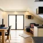 Obývací pokoj s kuchyňskou linkou apartmánu Eleanora