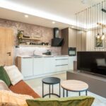 Obývací pokoj s kuchyňskou linkou apartmánu Forest