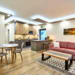 Obývací pokoj s kuchyňskou linkou apartmánu Lapland