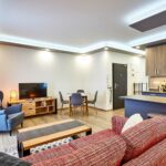 Obývací pokoj s kuchyňskou linkou apartmánu Lapland