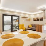 Obývací pokoj s kuchyňskou linkou apartmánu Margit