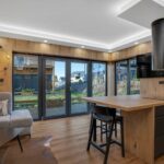 Obývací pokoj s kuchyňskou linkou apartmánu Nordic