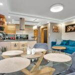 Obývací pokoj s kuchyňskou linkou apartmánu Ravi