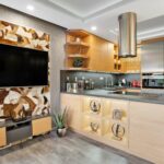 Obývací pokoj s kuchyňskou linkou apartmánu Ravi