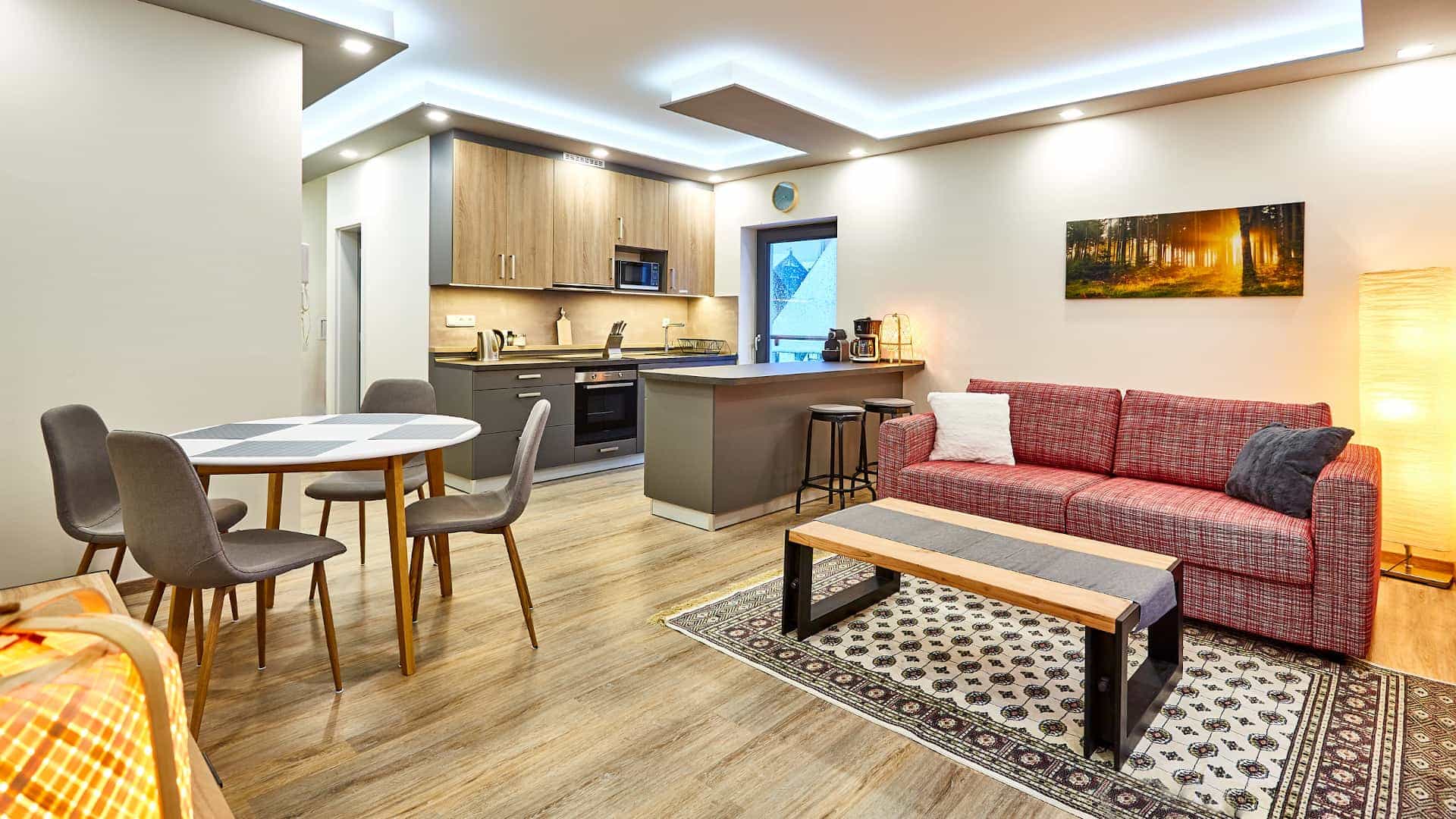 Obývací pokoj s kuchyňskou linkou apartmánu Lapland