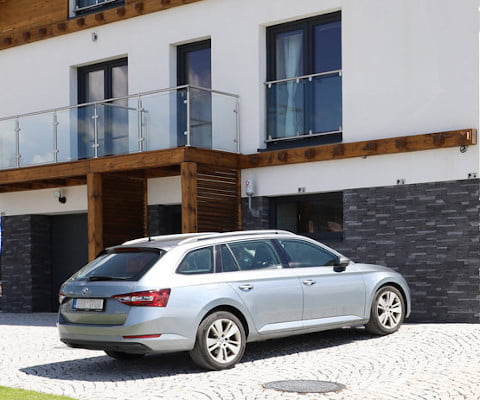 Parkování u komplexu Scandic Boží Dar