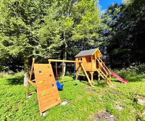 Dětské hřiště na zahradě apartmánového domu Klínovec 129