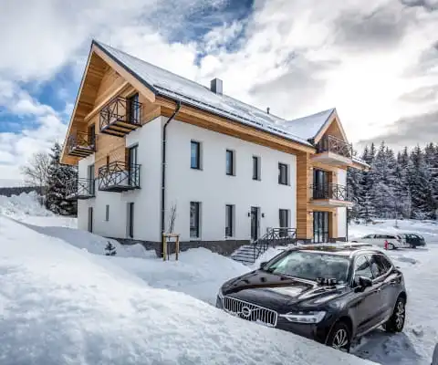 Parkování u komplexu Ski Chalet Klínovec