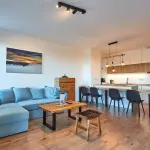 Ob&yacute;vac&iacute; pokoj s kuchyňskou linkou apartm&aacute;nu A1 komplexu Apartm&aacute;ny Hexagon