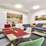 Ob&yacute;vac&iacute; pokoj s kuchyňskou linkou apartm&aacute;nu A3 komplexu Apartm&aacute;ny Hexagon