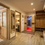 Chodba se saunou apartm&aacute;nu v Aparthotelu Kl&iacute;novec Views