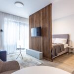 Obývací pokoj s ložnicí apartmánu Adina 1 komplexu Ski Chalet Klínovec