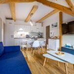 Obývací pokoj s kuchyňskou linkou apartmánu Adina 8 komplexu Ski Chalet Klínovec