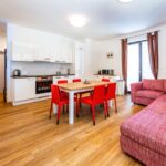 Obývací pokoj s kuchyňskou linkou apartmánu Adina 4 komplexu Ski Chalet Klínovec
