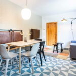 Obývací pokoj s kuchyňskou linkou apartmánového domu U Pivovaru