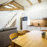 Obývací pokoj s kuchyňskou linkou apartmánového domu U Pivovaru