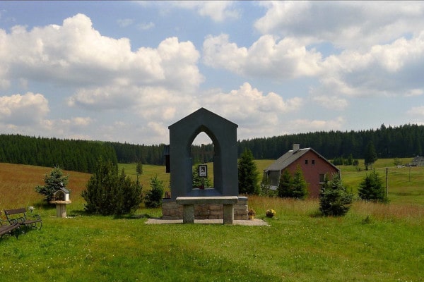 Jelení – památník bývalého kostela
