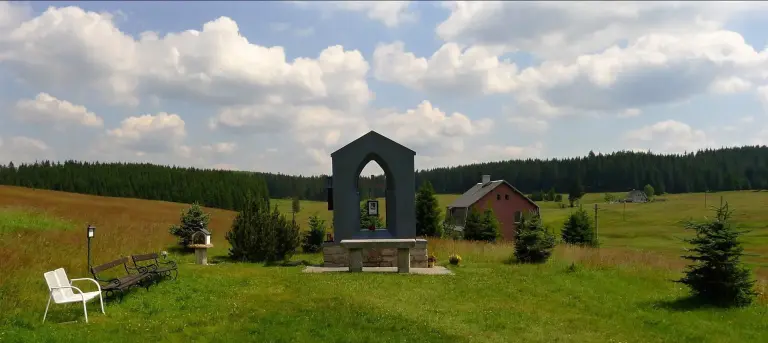 Jelení – památník bývalého kostela