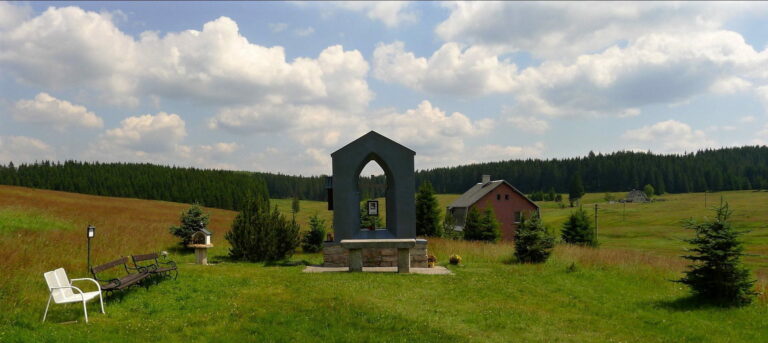 Jelení – památník bývalého kostela