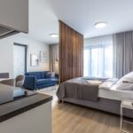 Obývací pokoj s ložnicí apartmánu Adina 1