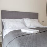 Manželská postel apartmánu Adina 1