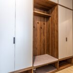 Chodba s vestavěnou skříní apartmánu Adina 1