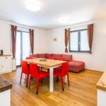 Obývací pokoj s jídelním stolem apartmánu Adina 4