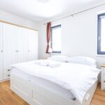 Ložnice s manželskou postelí apartmánu Adina 4