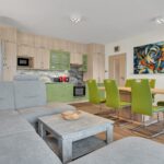 Obývací pokoj s kuchyňským koutem apartmánu A12