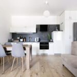 Obývací pokoj s kuchyňskou linkou apartmánu A24