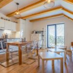 Obývací pokoj s kuchyňským koutem apartmánu Adina 7 v komplexu Ski Chalet Klínovec