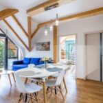 Obývací pokoj s kuchyňským koutem apartmánu Adina 8 v komplexu Ski Chalet Klínovec