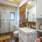 Koupelna se záchodem apartmánu Adina 8 v komplexu Ski Chalet Klínovec