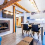 Obývací pokoj s kuchyňským koutem apartmánu Adina 9 v komplexu Ski Chalet Klínovec