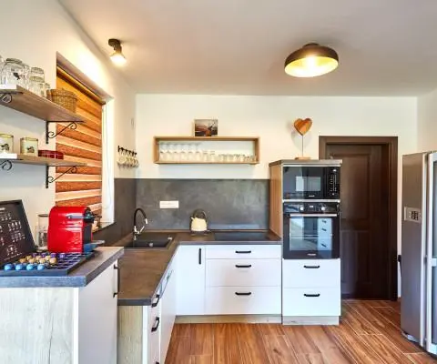 Kuchyňsk&yacute; kout apartm&aacute;nov&eacute;ho domu Chalupa pod Ple&scaron;ivcem