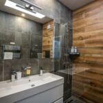 Koupelna apartmánového domu Scandic Plešivec