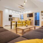 Obývací pokoj s kuchyňskou linkou apartmánu 302