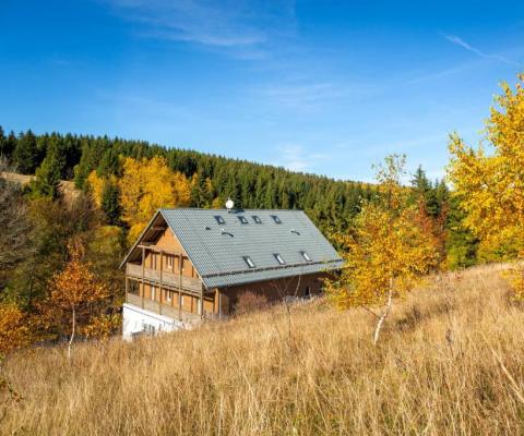 Okolí apartmánového domu Krušnohorské Stráně