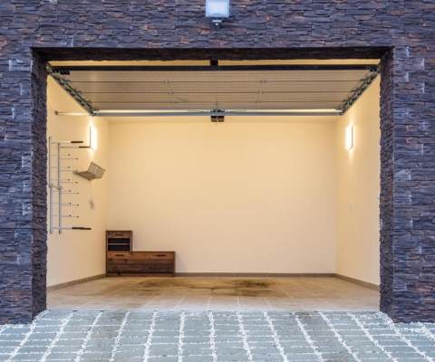 Apartmány Na Výhledech, garážové parkovací stání se soukromým ski/bike depotem