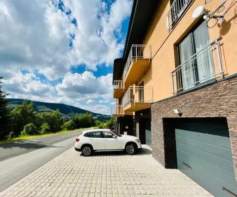 Apartm&aacute;ny Na V&yacute;hledech, terasy s v&yacute;hledem na panorama Kru&scaron;n&yacute;ch hor